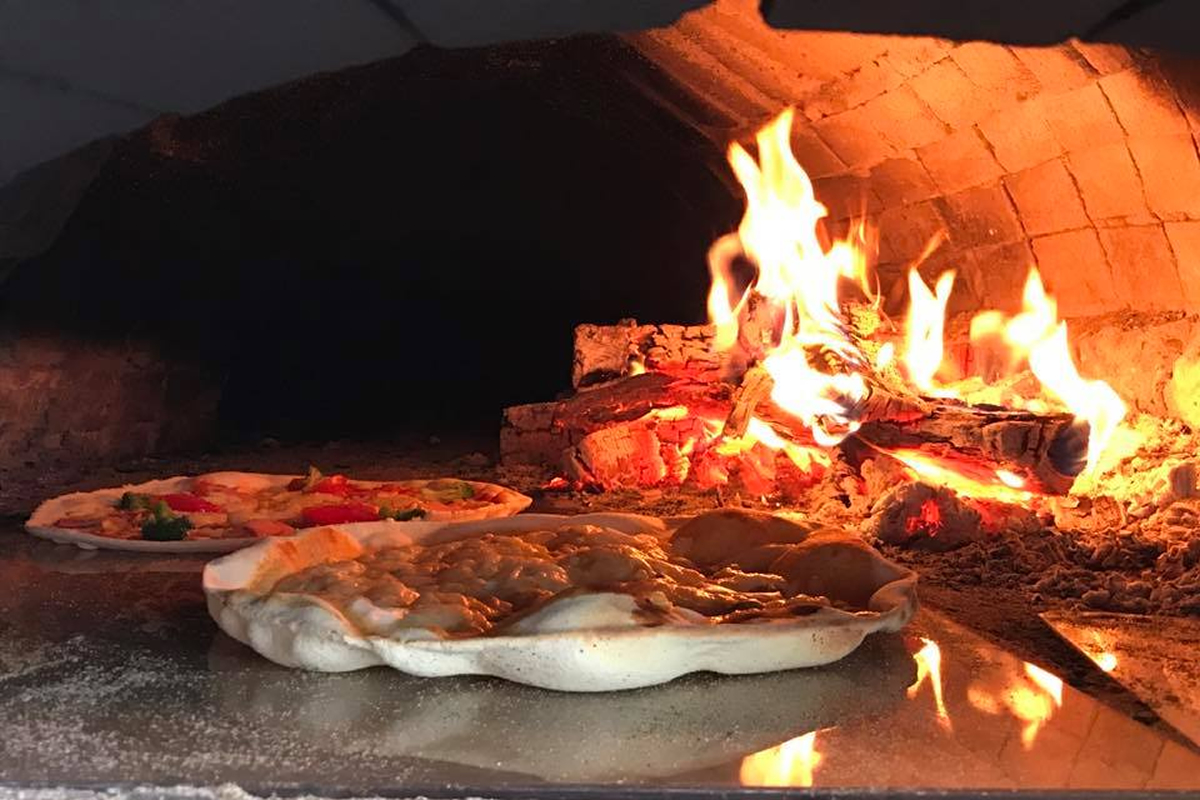 手作り窯で焼くオリジナルピザの画像